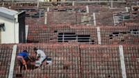 Angin puting beliung yang melanda beberapa titik di Kabupaten Bandung pada Jumat (11/1) sore tersebut membuat ratusan rumah rusak. ANTARA FOTO/Raisan Al Farisi.