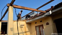 Seluruh atap rumah bagian teras terbang melayang.