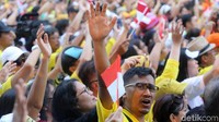 Mereka meneriakan yel-yel menyambut Jokowi.