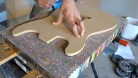 Pensil warna dicetak sesuai dengan pola gitar yang ia inginkan. Istimewa/Boredpanda.
