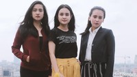 Ketiganya tampil menawan dengan gaya masing-masing.