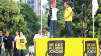 Jokowi menerima jaket dari panitia acara.