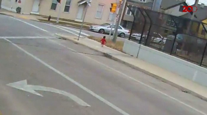 Heroik! Sopir Bus Selamatkan Bayi yang Berkeliaran di Jalan