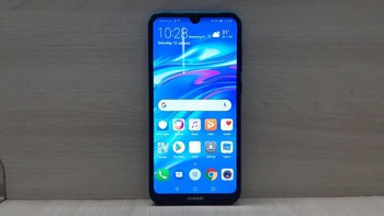 Huawei Y7 Pro (2019) dengan RAM 3 GB + ROM 32 GB dibanderol sekitar Rp 1,9 juta. Ia ditunjang prosesor Snapdragon 450. Adapun layar seluas 6,26 inch resolusi HD. Terdapat kamera ganda AI resolusi 13MP+2MP di belakang dan kamera depan 8MP. Sementera kapasitas baterai 4000 mAh. Foto: Virgina Maulita Putri
