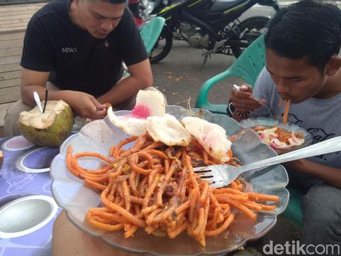 Menanti Malam Minggu Sambil Menikmati Mie Caluek yang Sedap