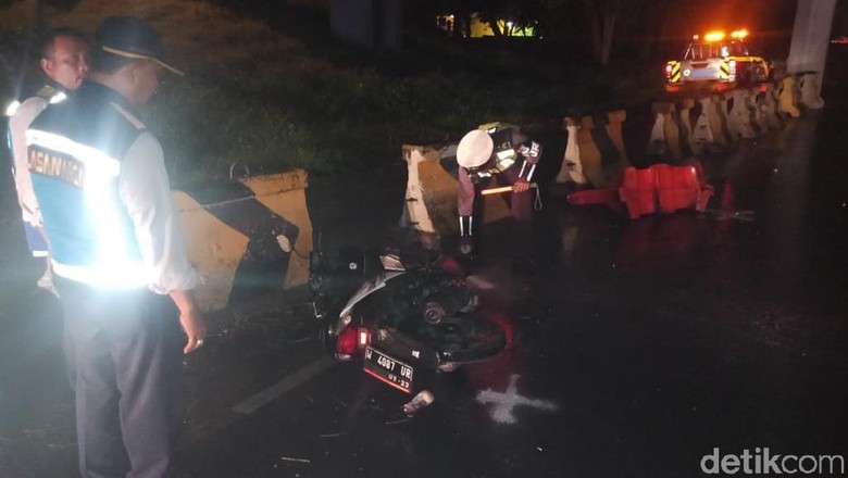 Nekat Masuk Tol, Dua Bikers Tewas Tabrak Guard Rail Nekat Masuk Tol, Dua Bikers Tewas Tabrak Guard Rail
