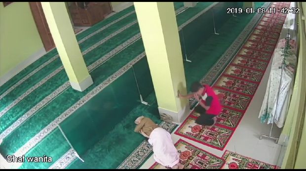 Pencuri itu kemudian mengambil HP milik jemaah yang tidur di masjid.