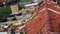 Warga mulai memperbaiki atap rumah mereka yang rusak diterjang puting beliung di esa Jelegong, Rancaekek, Kabupaten Bandung, Sabtu (12/01/2019).