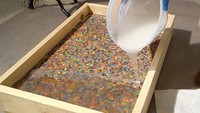 Setelah disusun, pensil-pensil tersebut dituangkan cairan resin epoxy yang bertujuan untuk melindungi permukaan pensil warna itu. Istimewa/Boredpanda.