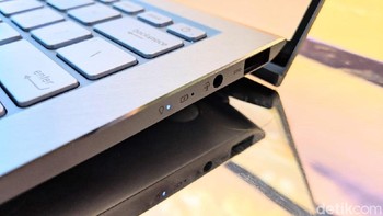 Sisi kanan terdapat port USB type A dan jack audio 3,5 mm. Foto: Adi Fida Rahman/detikINET