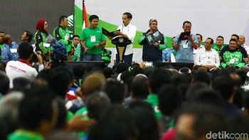 Jokowi menambahkan, pemerintah sedang menyiapkan regulasi terkait pengemudi online. Ia juga mengakui pemerintah di negara mana pun terkadang kalah cepat dari inovasi yang dikeluarkan perusahaan.
