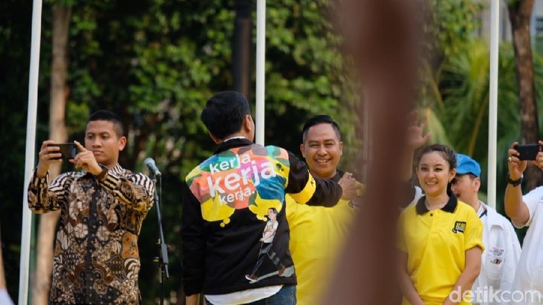 Usai Deklarasi Alumni Kampus, Jokowi Dapat Jaket Kerja Kerja Kerja Usai Deklarasi Alumni Kampus, Jokowi Dapat Jaket Kerja Kerja Kerja