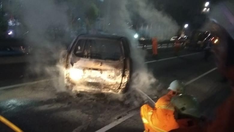 Mobil Terbakar di Tol Depan Balai Kartini Padam, Lalin Masih Padat Mobil Terbakar di Tol Depan Balai Kartini Padam, Lalin Masih Padat