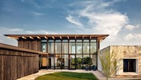 Bahan yang digunakan untuk membangun rumah ini adalah kayu dan batu alam. Casey Dunn/Inhabitat.com.
