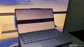 Laptop ini memiliki layar 13,9 inch dan ditenagai prosesor Intel Core i7 generasi kedelapan. Foto: Adi Fida Rahman/detikINET