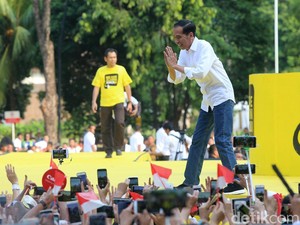 Di Depan Alumni Kampus, Jokowi Pamer Capaian Bangun Tol dan Dana Desa