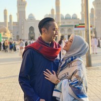 Sesuai syariat, Aliya Rajasa memakai hijab selama umrah. Penampilannya membuatnya tampak berbeda dan semakin cantik. Foto: Dok. Instagram/ruby26