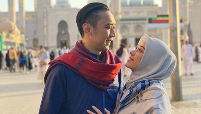 Foto: Cantiknya Menantu SBY, Aliya Rajasa Pakai Hijab Saat Umrah