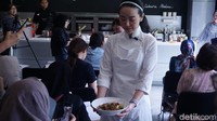 Kali ini kelas masak menghadirkan chef cantik yang lahir dan besar di Shanghai. Dengan detail, Chef Yvonne menjabarkan bahan, bumbu hingga cara mengolahnya. Semua masakan dijelaskan dengan detail namun mudah dipahami. Foto: detikfood