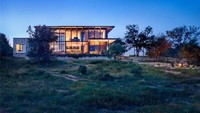 Arsitek Michael Hsu membuat rumah nyaman bernama Llano Retreat. Rumah ini didesain untuk keluarga besar dengan konsep outdoor. Casey Dunn/Inhabitat.com.