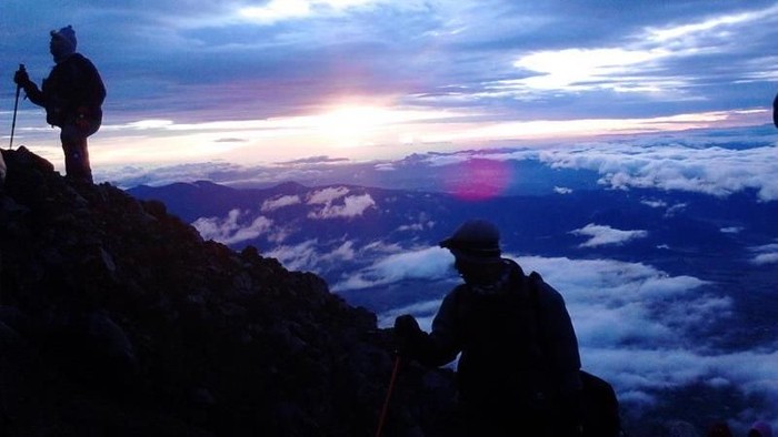 Sunrise di Puncak Gunung Kerinci