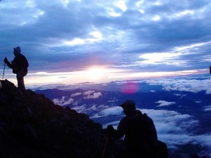Foto Pemburu Fajar Pertama 2019 di Puncak Kerinci