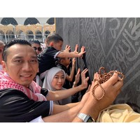 Pada kesempatan umrah ini, Aliya, Ibas dan dua anak mereka mendapatkan kesempatan menyentuh dinding Kabah. Foto: Dok. Instagram/ruby26