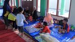 Melihat Kondisi Rumah yang Hancur Disapu Puting Beliung
