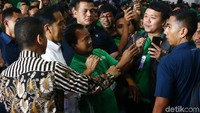 Para driver online berebut foto dengan Jokowi.