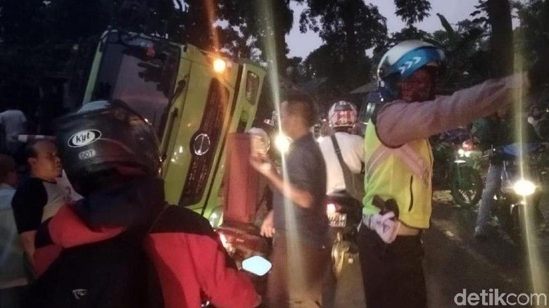 Truk Fuso Terguling Timpa City Car di Sukabumi, Sopir Terjepit Truk Fuso Terguling Timpa City Car di Sukabumi, Sopir Terjepit