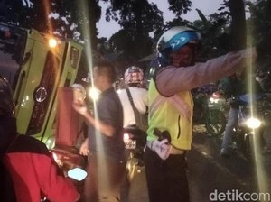 Truk Fuso Terguling Timpa City Car di Sukabumi, Sopir Terjepit