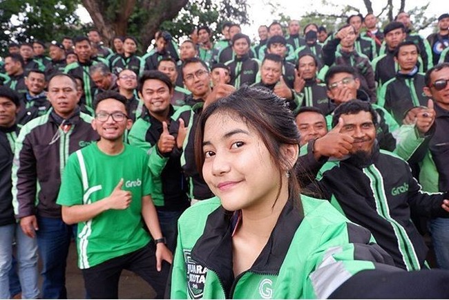 Mariah Austrina Ocktavia jadi perbincangan setelah foto dirinya yang mengenakan jaket ojek online jadi viral di media sosial. Banyak yang mengira dirinya adalah seorang driver atau pengemudi ojek online. Foto: Instagram @mariahstr