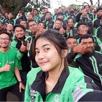 Mariah Austrina Ocktavia jadi perbincangan setelah foto dirinya yang mengenakan jaket ojek online jadi viral di media sosial. Banyak yang mengira dirinya adalah seorang driver atau pengemudi ojek online. Foto: Instagram @mariahstr