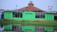 Selain rumah, sebagian atap sebuah masjid juga rusak.