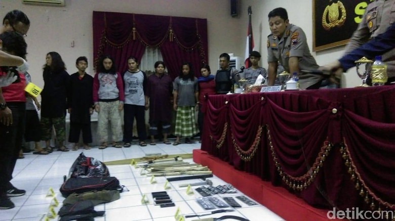 Polisi Kejar Pelaku Lain dalam Aksi Sweeping Bersenjata di Solo Polisi Kejar Pelaku Lain dalam Aksi Sweeping Bersenjata di Solo
