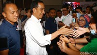 Jokowi disambut para driver online saat tiba di lokasi acara.