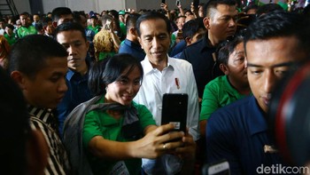 Para driver online berfoto dengan Jokowi.