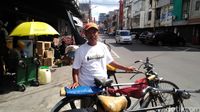 Ojek Sepeda Ontel Jakarta Bertahan dengan Pendapatan Tak Menentu
