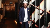 Ia memadukan setelan jasnya dengan sepatu sneakers. Foto: Ibnu Jamil (Ismail/detikHOT)