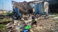 Dua orang anak bermain di depan rumah yang rusak akibat angin puting beliung di Perumahan Rancaekek Permai 2, Kabupaten Bandung, Jawa Barat, Sabtu (12/1/2019). ANTARA FOTO/Raisan Al Farisi.