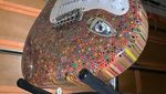 Keren! Gitar Ini Terbuat Dari 1.200 Batang Pensil Warna