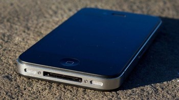 Konektor 30-pin memang pertama kali dipinjam iPhone original dari iPod. Tapi karena memakan banyak tempat, Apple akhirnya menggantikan konektor ini dengan konektor Lightning yang jauh lebih kecil. Foto: Gizmodo