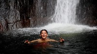 Airnya yang sejuk dan jernih, juga membuat traveler akan betah berlama-lama di dalam air. (Muhammad Bakri/detikTravel)