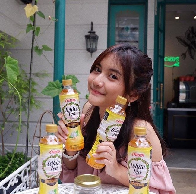 Pada beberapa postingan di Instagramnya itu Mariah pun kerap menjadi model endorse berbagai produk seperti barang fashion hingga makanan atau minuman. Foto: Instagram @mariahstr