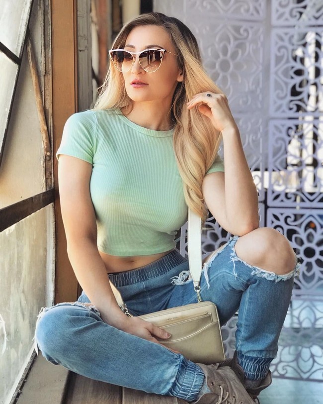 Holly Wolf adalah seorang model, cosplayer, dan YouTuber yang terkenal karena keseksiannya. Holly pernah membuat pernyataan mengejutkan bahwa ia hanya ingin berkencan dengan pria Asia. Foto: Instagram @hollytwolf