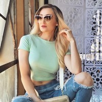 Holly Wolf adalah seorang model, cosplayer, dan YouTuber yang terkenal karena keseksiannya. Holly pernah membuat pernyataan mengejutkan bahwa ia hanya ingin berkencan dengan pria Asia. Foto: Instagram @hollytwolf