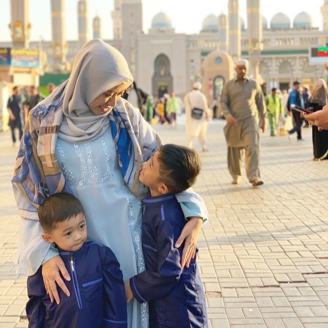 Menantu Susilo Bambanh Yudhoyono itu memilih hijab segi empat berbahan paris dipadukan dengan inner renda. Ia menjadikan hijab segi empat motif sebagai syal yang melindunginya dari cuaca dingin. Foto: Dok. Instagram/ruby26