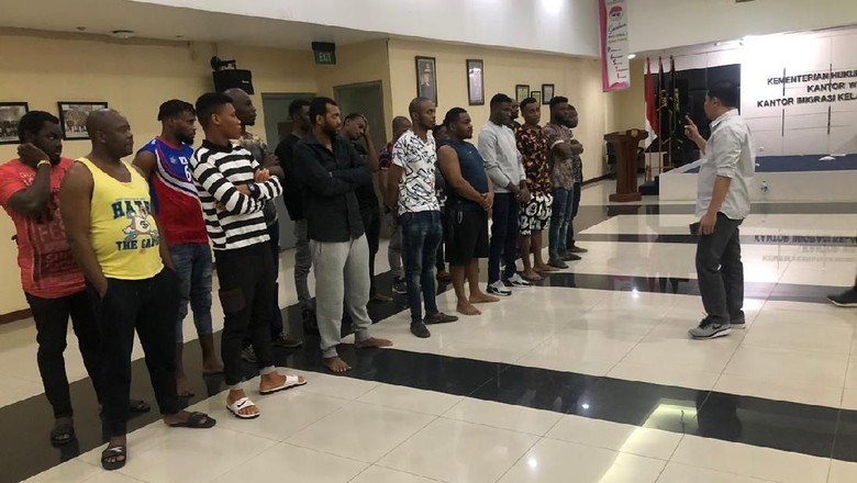 Tak Punya Izin Tinggal, 17 WNA Asal Afrika Diamankan di Kalibata City Tak Punya Izin Tinggal, 17 WNA Asal Afrika Diamankan di Kalibata City