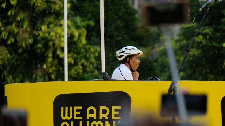 Naik Sepeda, Jokowi Hadiri Deklarasi Alumni Sejumlah Universitas Naik Sepeda, Jokowi Hadiri Deklarasi Alumni Sejumlah Universitas