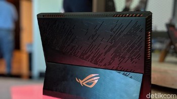 Pasalnya ROG Mothership ini mengusung konsep yang sama dengan perangkat besutan Microsoft itu. Terutama soal penyangga bagian belakangnya. Foto: Adi Fida Rahman/detikINET